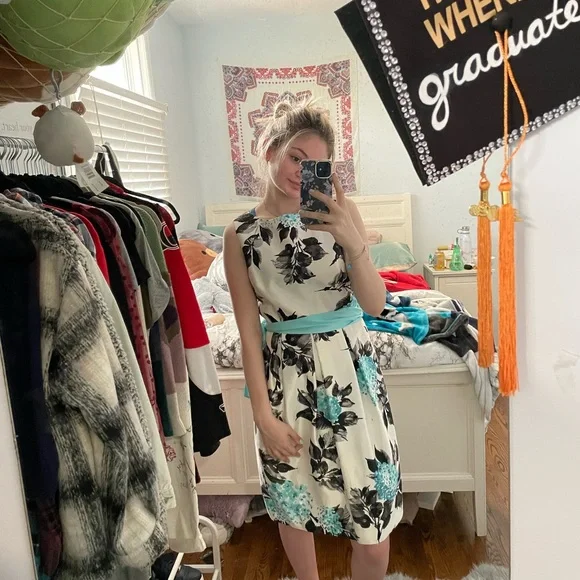 Formal dress - Picture 3 of 5